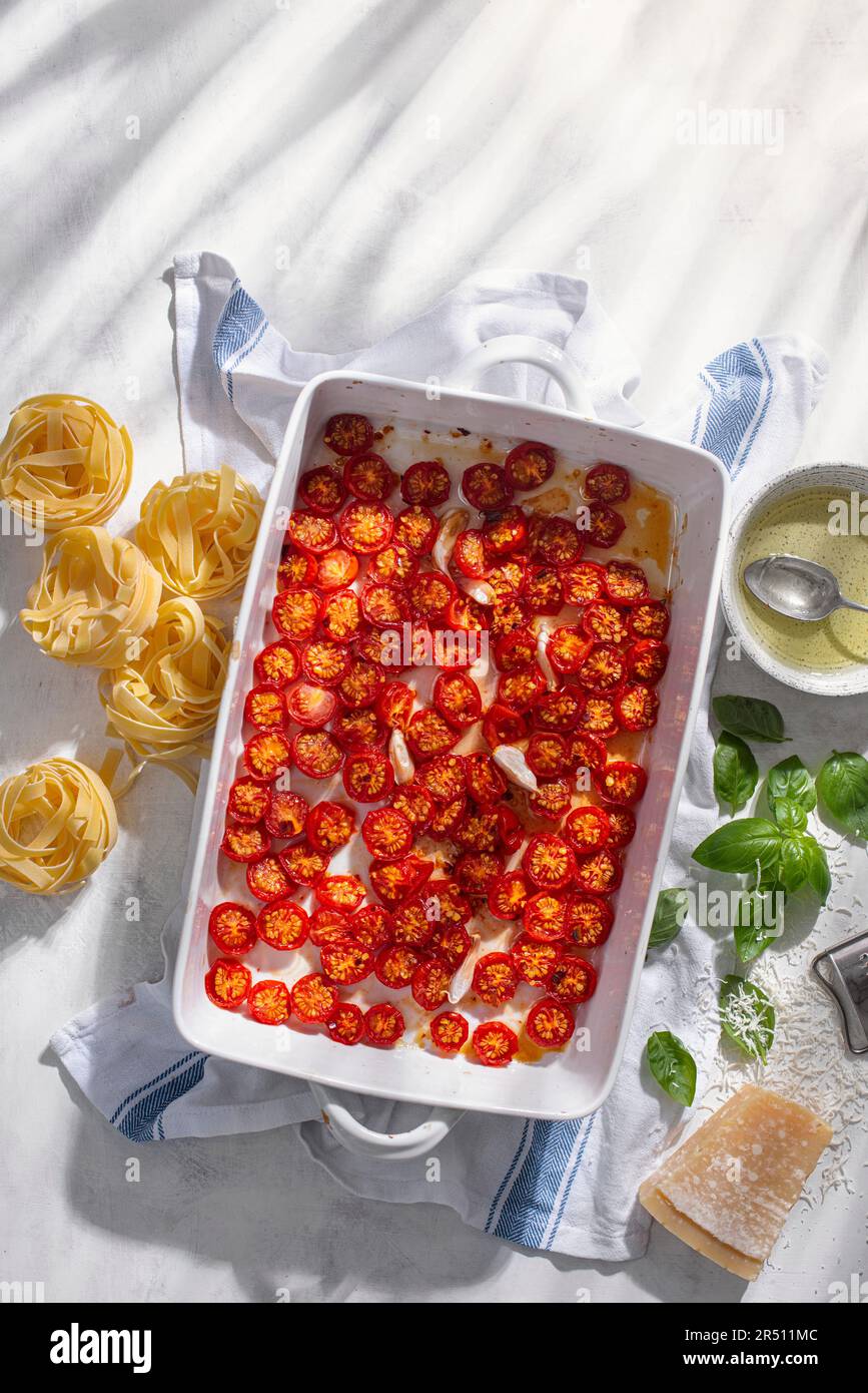Tomates cerises rôties dans un plat de cocotte Banque D'Images