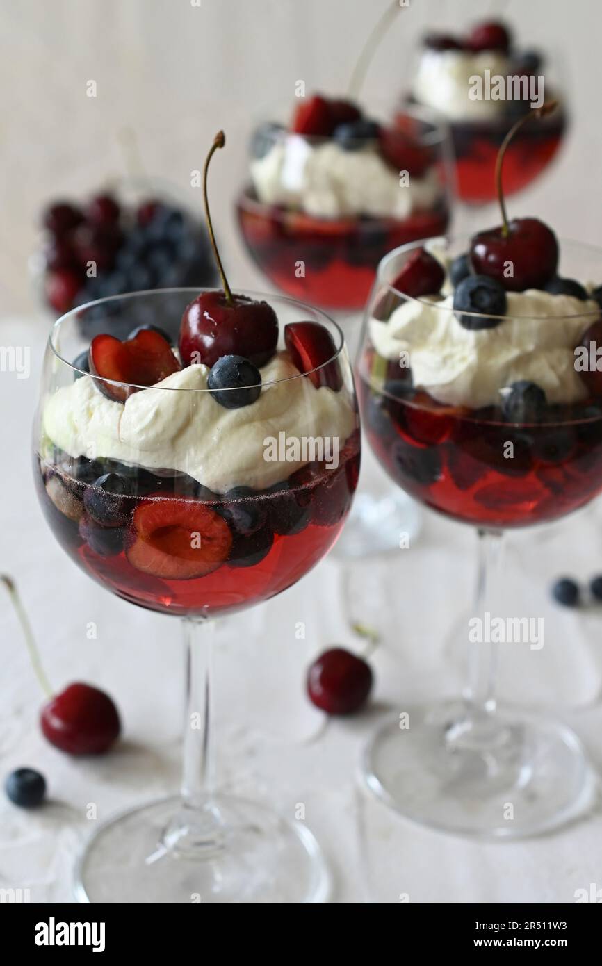 Gelée de fruits rouges avec crème au fromage à la crème Banque D'Images