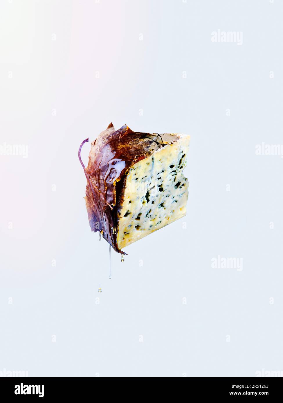 Picos de Europa (fromage bleu espagnol) sur fond blanc Banque D'Images