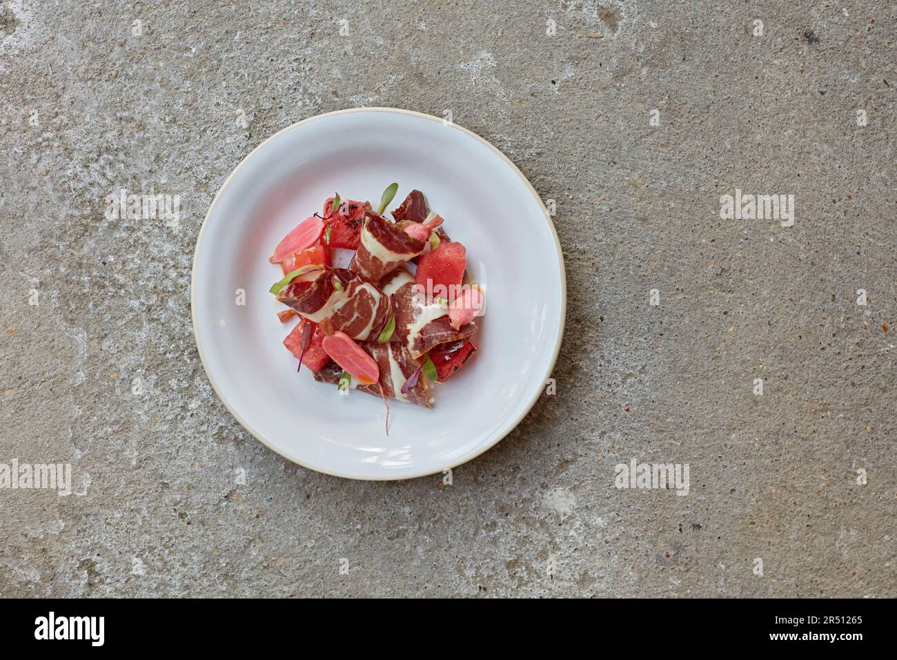 Salade avec viande fumée, radis marinés et pastèque Banque D'Images
