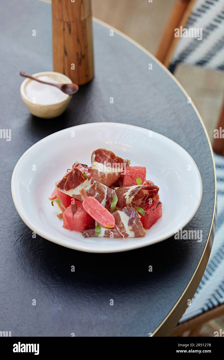Salade de viande froide avec raddish mariné et pastèque Banque D'Images