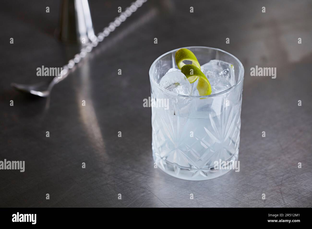 Negroni blanc avec zeste de lime Banque D'Images