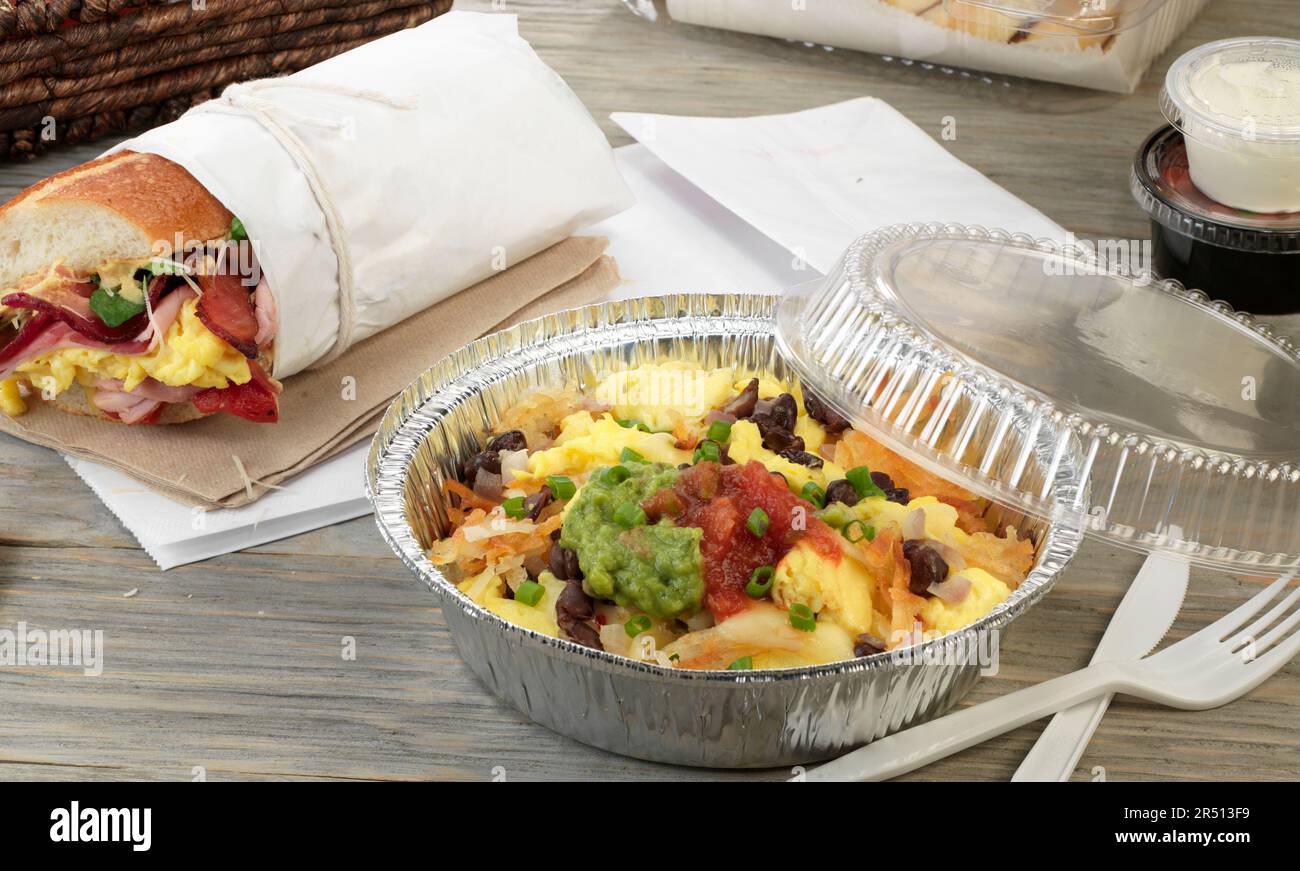 Petit déjeuner copieux avec œufs brouillés à emporter Banque D'Images