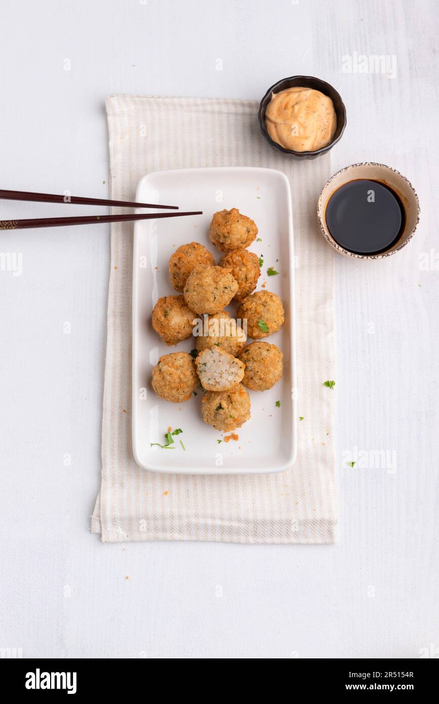 Boulettes de riz autocollantes végétaliennes à la sauce Sriracha 'mayo' et au soja Banque D'Images