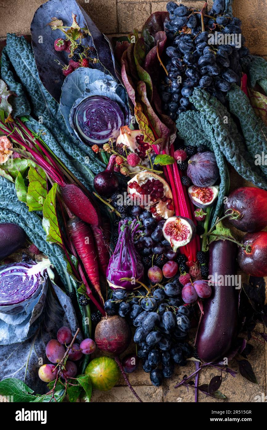 L'automne encore la vie avec des légumes et des fruits en violet Banque D'Images