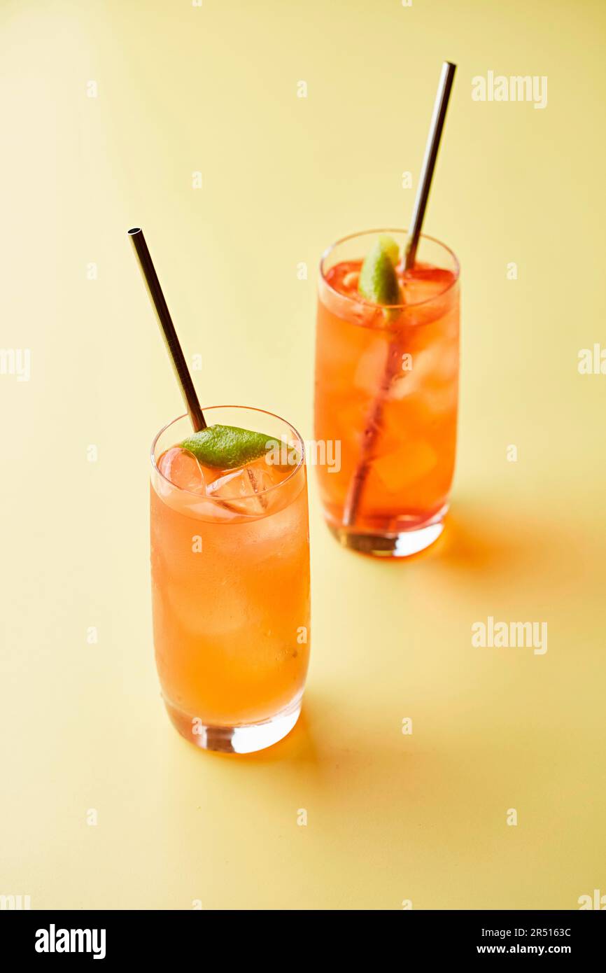 Cocktail d'orange avec garniture au citron vert Banque D'Images