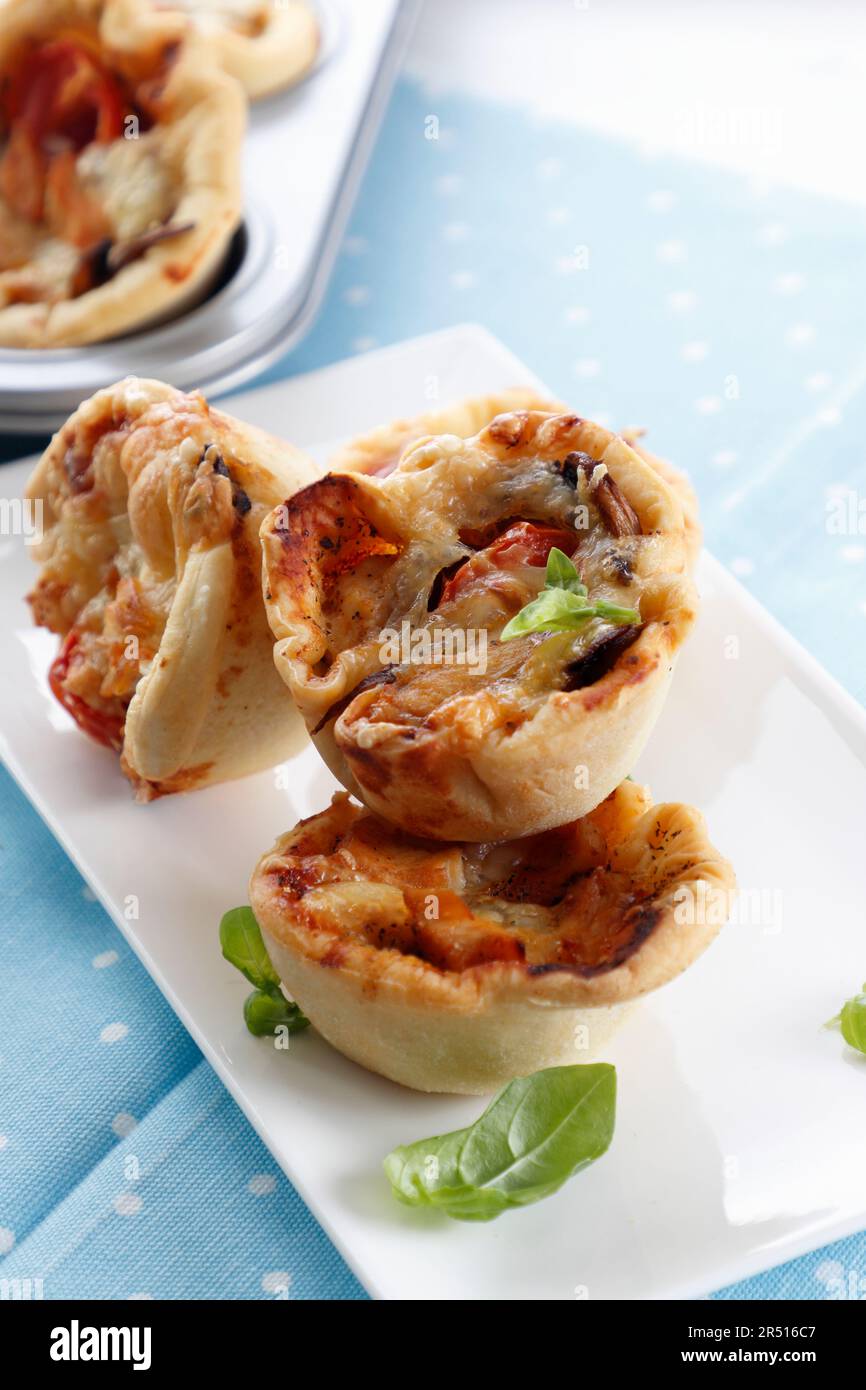 Mini pizza du moule à muffins Banque D'Images