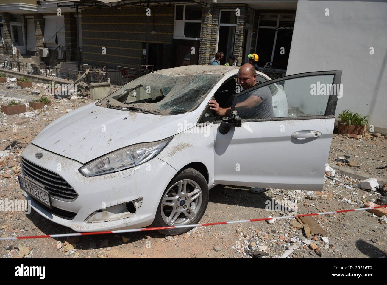 Kiev, Ukraine. 30th mai 2023. L'homme enlève la voiture du territoire où les fragments du drone sont tombés. Une personne est décédée après une attaque par drone russe la nuit dernière dans le district de Holosiyevsky à Kiev. La Russie a envahi l'Ukraine le 24 février 2022, déclenchant la plus grande attaque militaire en Europe depuis la Seconde Guerre mondiale Crédit : SOPA Images Limited/Alamy Live News Banque D'Images