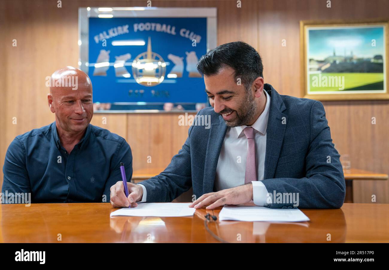 Le premier ministre d'Écosse, Humza Yousaf, en compagnie de Scott Steel, membre du comité de la Falkirk Supporters Society (à gauche), lors d'une visite au stade du Falkirk FC pour lancer la Fan Bank à Falkirk. La nouvelle initiative qui fournira un soutien financier accessible et inclusif pour permettre à plus de communautés d'acheter une part dans leur club sportif local. Date de la photo: Mercredi 31 mai 2023. Banque D'Images