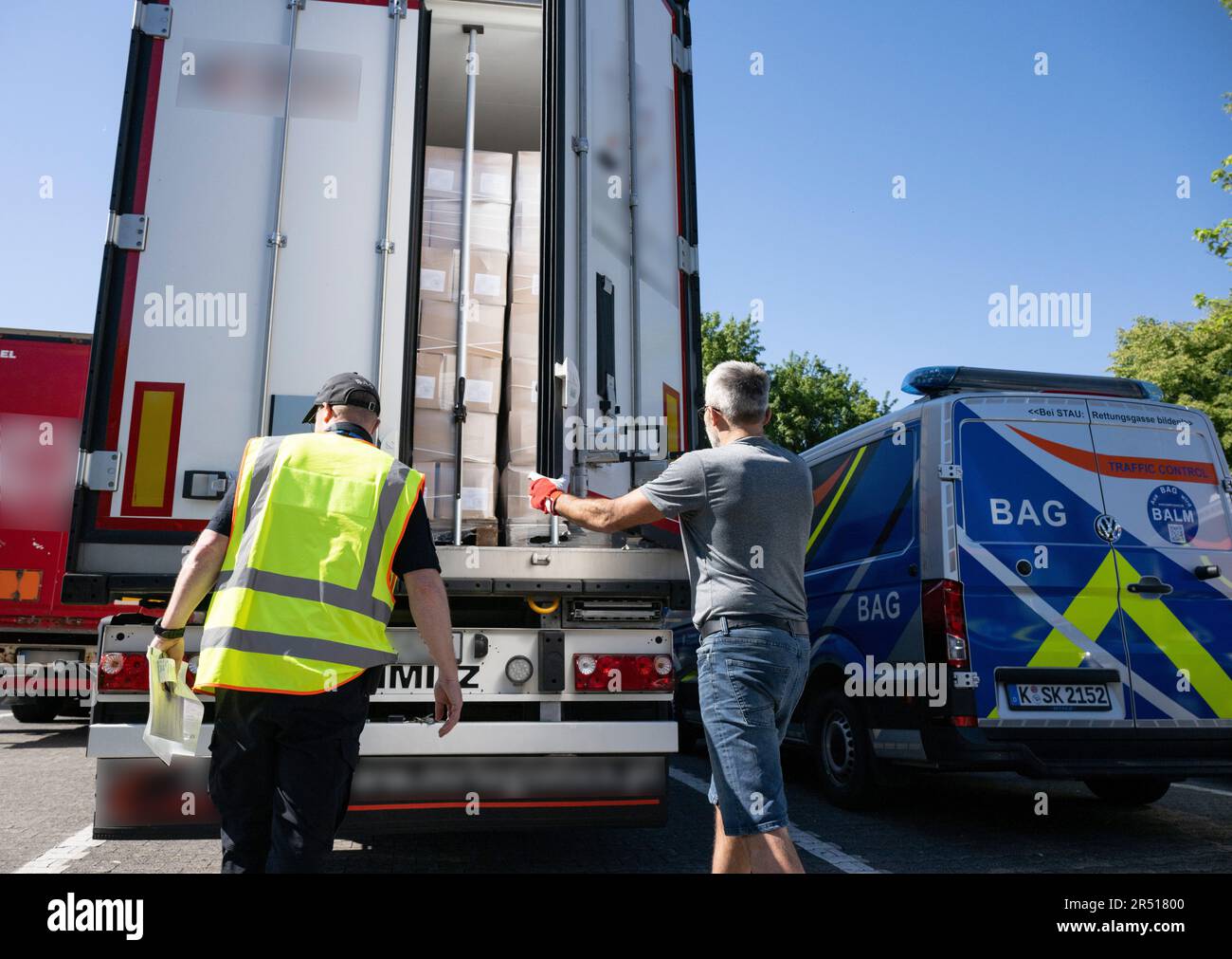 31 mai 2023, Hesse, Niedernhausen: Les employés de l'Office fédéral de la logistique et de la mobilité (BALM, anciennement l'Office fédéral du transport de marchandises, BAG) vérifient le chargement des camions. Les chariots surchargés constituent un danger pour la sécurité et causent à plusieurs reprises des accidents de la circulation sur les autoroutes car une charge trop lourde modifie le comportement de freinage et de conduite. L'Autobahn GmbH du gouvernement fédéral et l'Office fédéral de la logistique et de la mobilité souhaitent présenter une coopération mercredi (10 heures du matin) dans une zone de repos d'autoroute près de Niedernhausen dans la région de Taunus afin de pouvoir retirer ces camions dangereux de t Banque D'Images