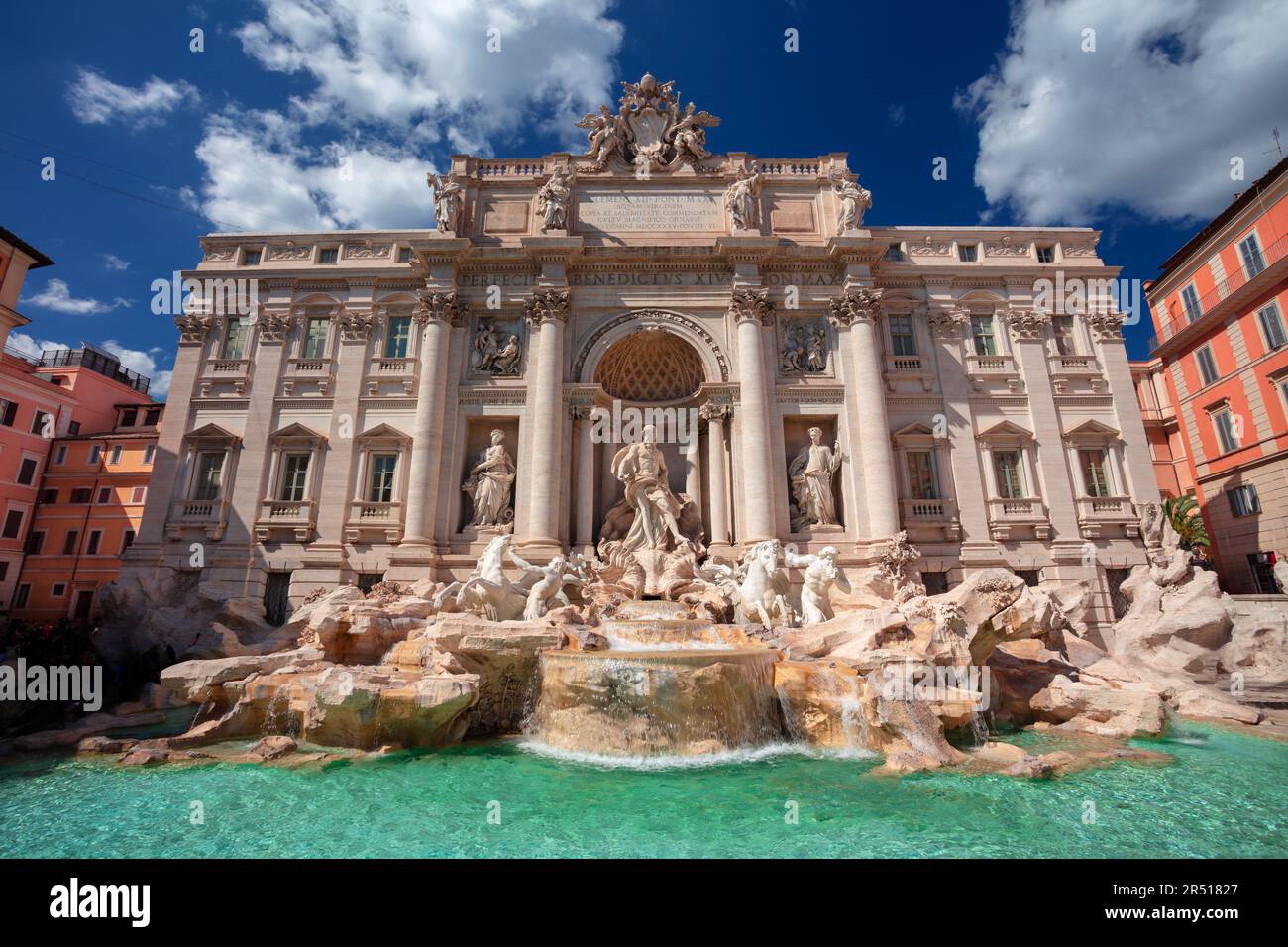 Fontaine de Trevi, Rome, Italie. Image citadine de Rome, Italie avec la célèbre fontaine de Trevi par temps ensoleillé. Banque D'Images