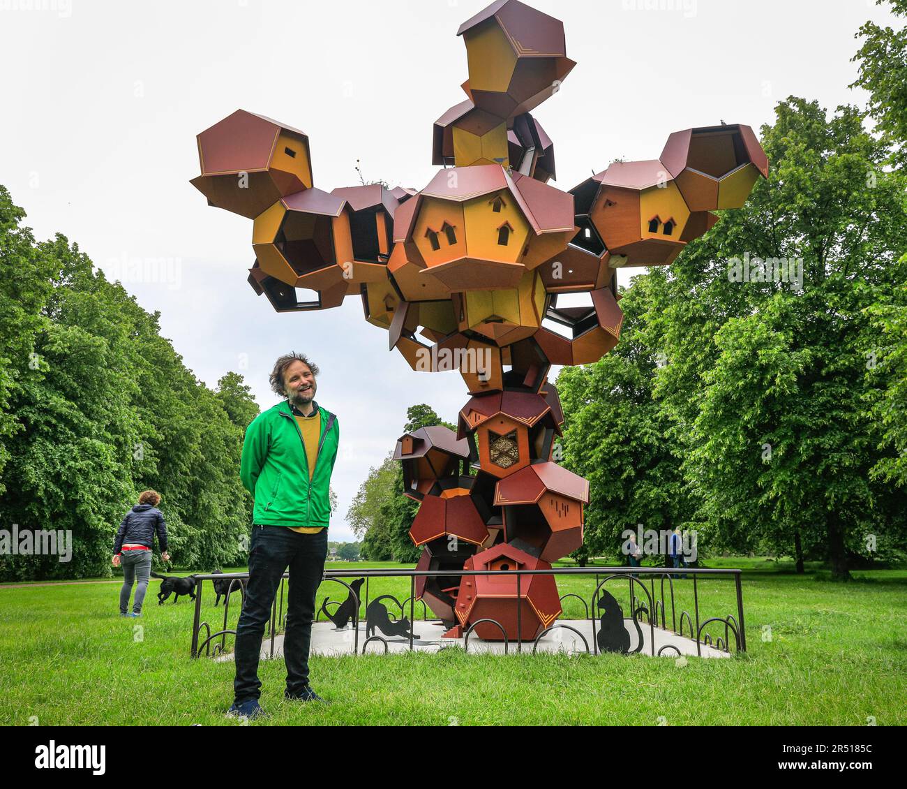 Londres, Royaume-Uni. 31st mai 2023. L'artiste pose avec la sculpture principale de l'installation, jointe par ses chiens. Une nouvelle sculpture à grande échelle et d'autres œuvres dans la galerie par Tomás Saraceno, créé comme un habitat pour la faune de Hyde Park, est dévoilé par l'artiste. La nouvelle exposition de Tomás Saraceno à Serpentine South invite également la biodiversité du parc et la visite des animaux dans la galerie pour la première fois, y compris les chiens avec leurs propriétaires, et d'autres animaux sauvages. Crédit : Imagetraceur/EMPICS/Alamy Live News Banque D'Images