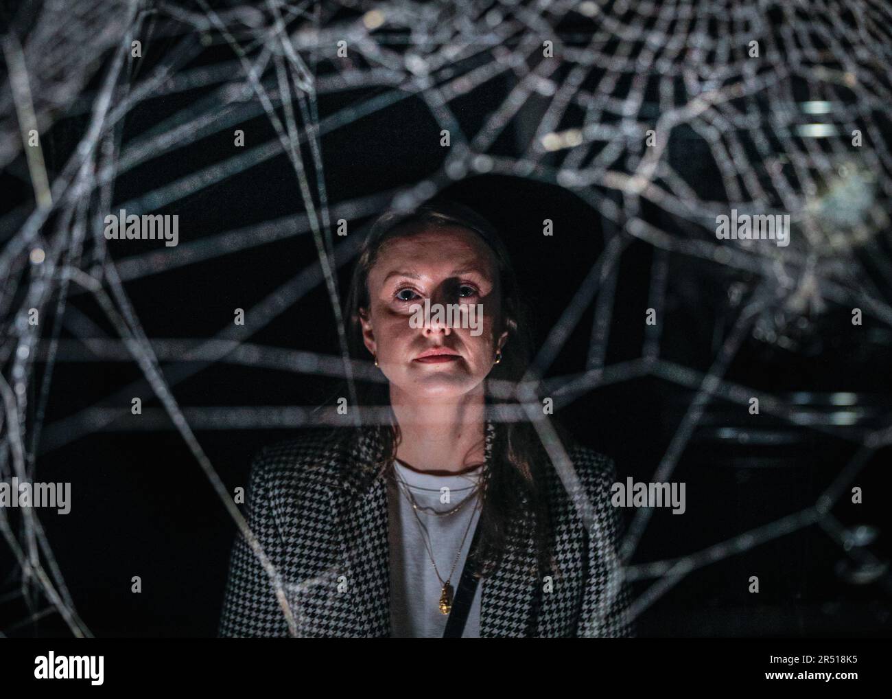 Londres, Royaume-Uni. 31st mai 2023. Le personnel de la galerie pose avec une sangle géante, qui fait partie de l'installation. Une nouvelle sculpture à grande échelle et d'autres œuvres dans la galerie par Tomás Saraceno, créé comme un habitat pour la faune de Hyde Park, est dévoilé par l'artiste. La nouvelle exposition de Tomás Saraceno à Serpentine South invite également la biodiversité du parc et la visite des animaux dans la galerie pour la première fois, y compris les chiens avec leurs propriétaires, et d'autres animaux sauvages. Crédit : Imagetraceur/EMPICS/Alamy Live News Banque D'Images