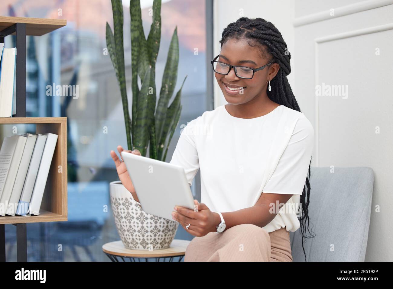 Tablette, femme noire heureuse et professionnelle au bureau en ligne ...