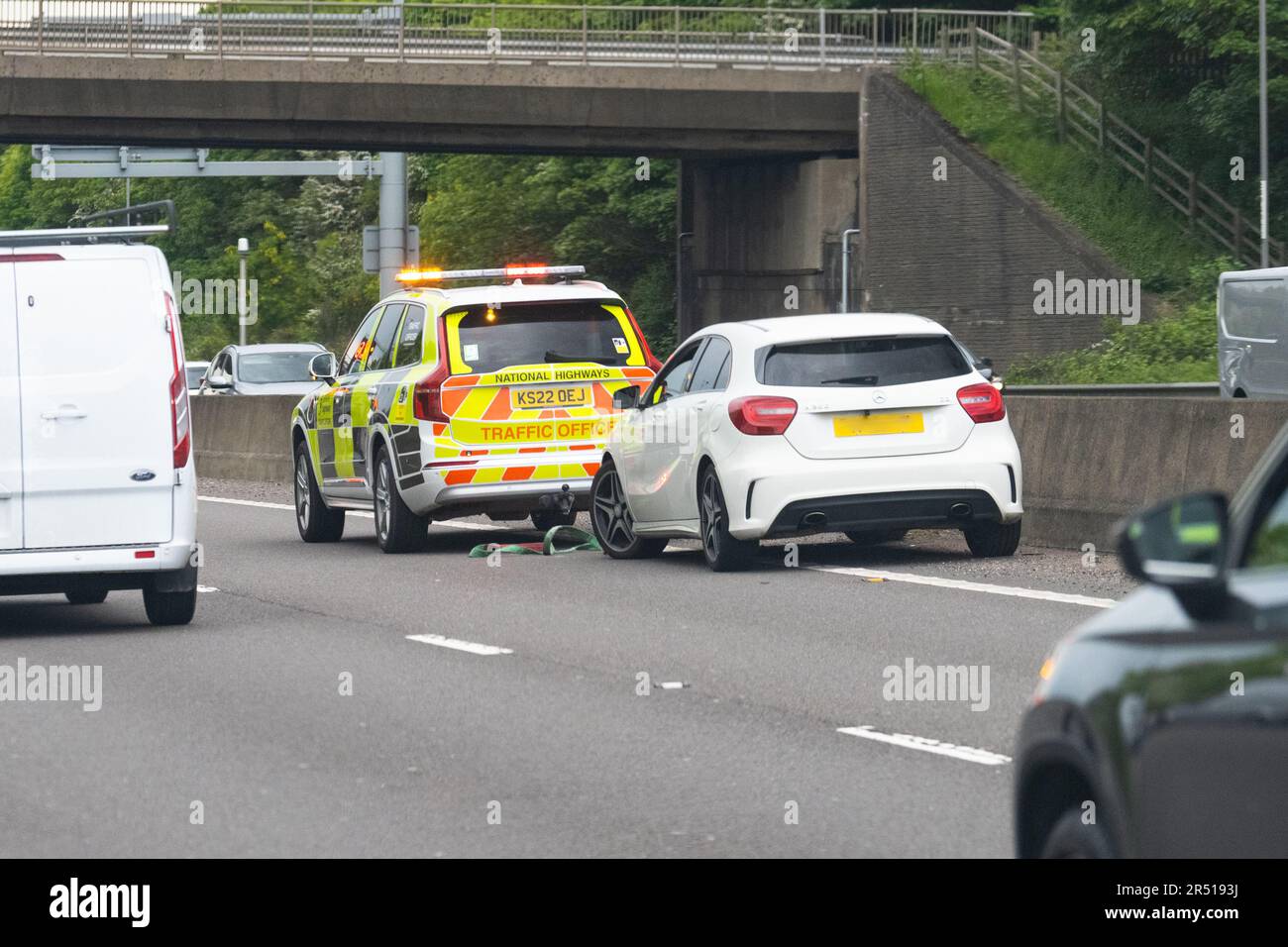Panne sur la voie extérieure de l'autoroute M1. Voiture en panne avec un véhicule du responsable de la circulation en présence d'un câble de remorquage - Angleterre, Royaume-Uni Banque D'Images