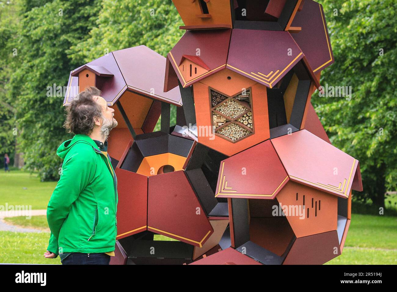 Londres, Royaume-Uni. 31st mai 2023. L'artiste pose avec la sculpture principale de l'installation, jointe par ses chiens. Une nouvelle sculpture à grande échelle et d'autres œuvres dans la galerie par Tomás Saraceno, créé comme un habitat pour la faune de Hyde Park, est dévoilé par l'artiste. La nouvelle exposition de Tomás Saraceno à Serpentine South invite également la biodiversité du parc et la visite des animaux dans la galerie pour la première fois, y compris les chiens avec leurs propriétaires, et d'autres animaux sauvages. Crédit : Imagetraceur/EMPICS/Alamy Live News Banque D'Images