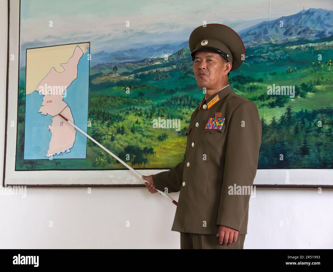 orphelins nord-coréens dans un orphelinat devant les photos des dirigeants de la corée du nord Banque D'Images