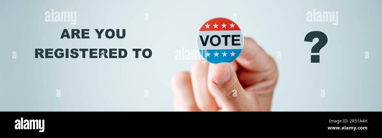 Un homme a un badge de vote pour l'élection des États-Unis dans sa main, sur fond blanc, et la question êtes-vous inscrit pour voter, dans un panoramique Banque D'Images