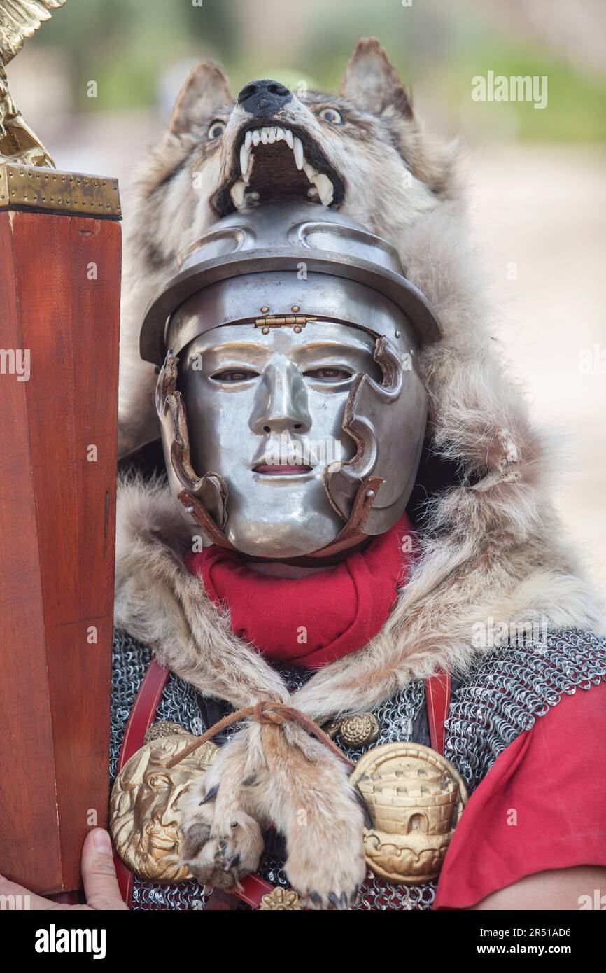 Centurion portant un masque militaire. Réplique de l'équipement personnel militaire romain Banque D'Images