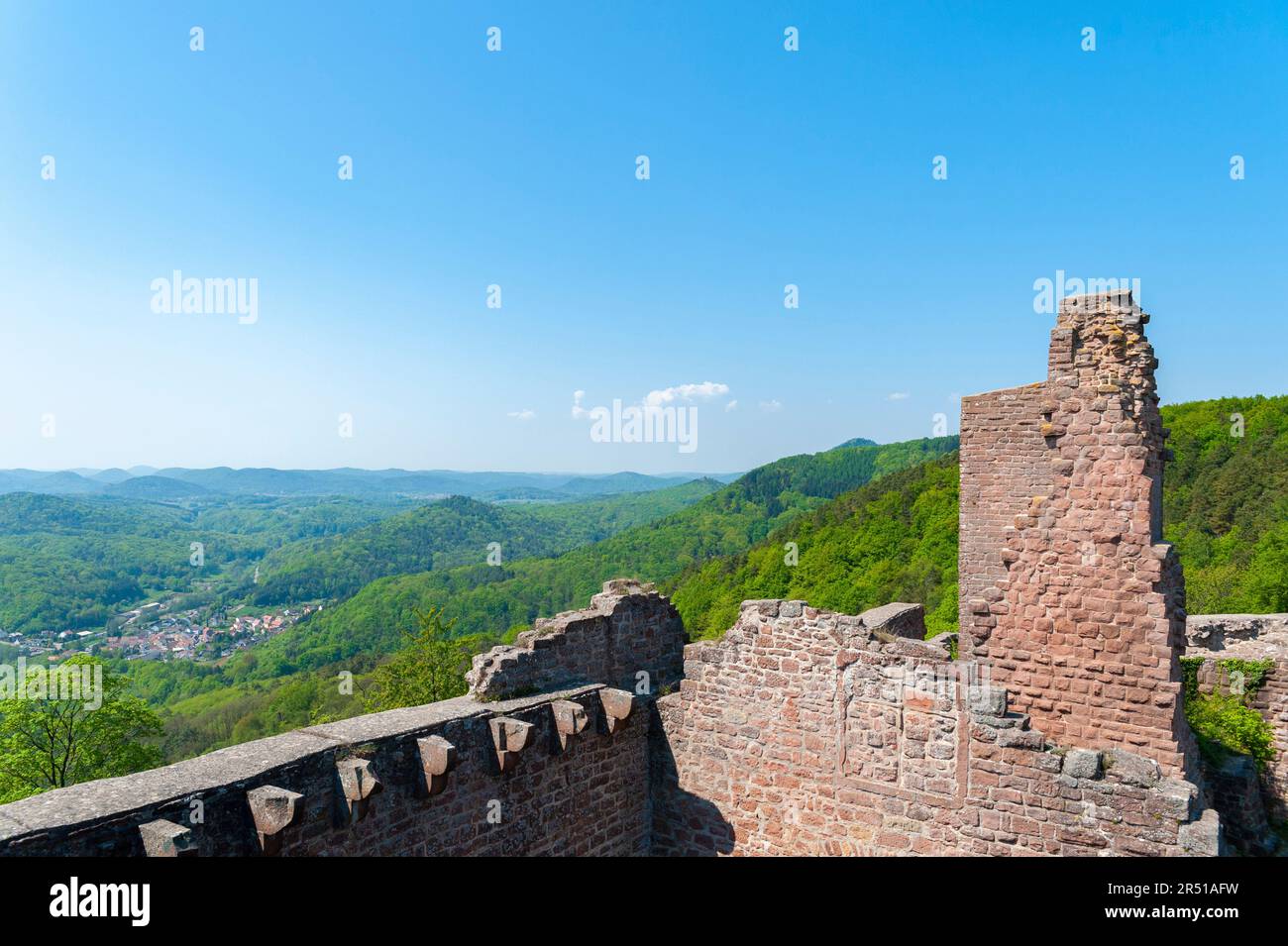 Les ruines de Madenburg avec le paysage de la forêt du Palatinat, Eschbach, Palatinat, Rhénanie-Palatinat, Allemagne, Europe Banque D'Images
