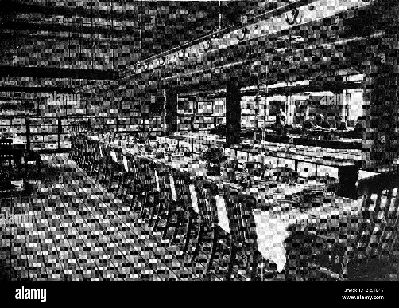 Casernes RN Chatham, c1904. Mess des chefs de service : une longue table pour dîner. La construction de la caserne a commencé en 1897 et s'est terminée en 1902. Les casernes étaient également connues sous le nom de HMS Pembroke et étaient utilisées jusqu'en 1961 pour la flotte de réserve. À ce moment-là, les casernes ont été intégrées dans le chantier naval et la base navale jusqu'à la fermeture des deux bâtiments et le déclassement du HMS Pembroke en 1984. Banque D'Images