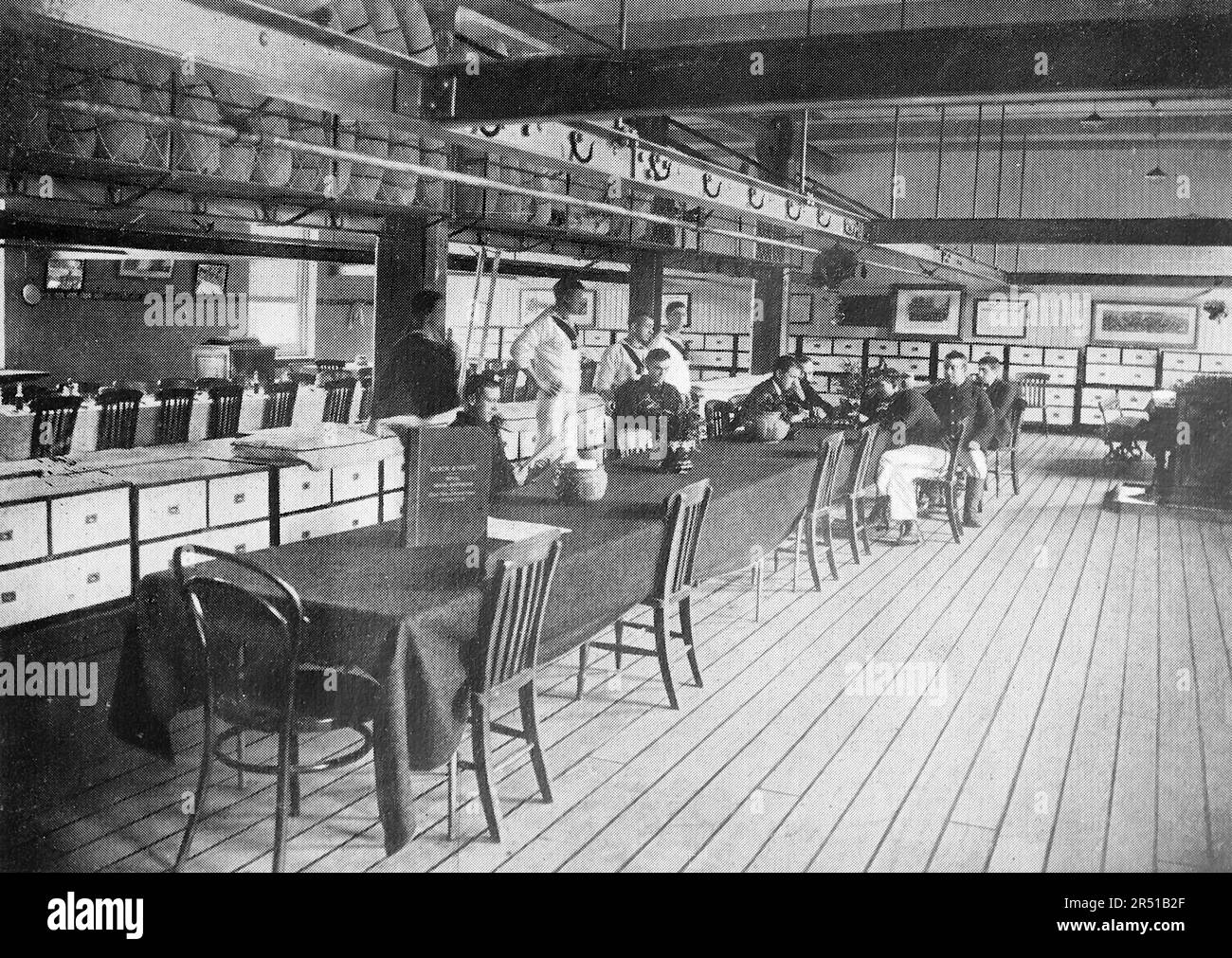 Casernes RN Chatham, c1904. Mess des officiers principaux : CPOS debout et assis à une longue table. La construction de la caserne a commencé en 1897 et s'est terminée en 1902. Les casernes étaient également connues sous le nom de HMS Pembroke et étaient utilisées jusqu'en 1961 pour la flotte de réserve. À ce moment-là, les casernes ont été intégrées dans le chantier naval et la base navale jusqu'à la fermeture des deux bâtiments et le déclassement du HMS Pembroke en 1984. Banque D'Images