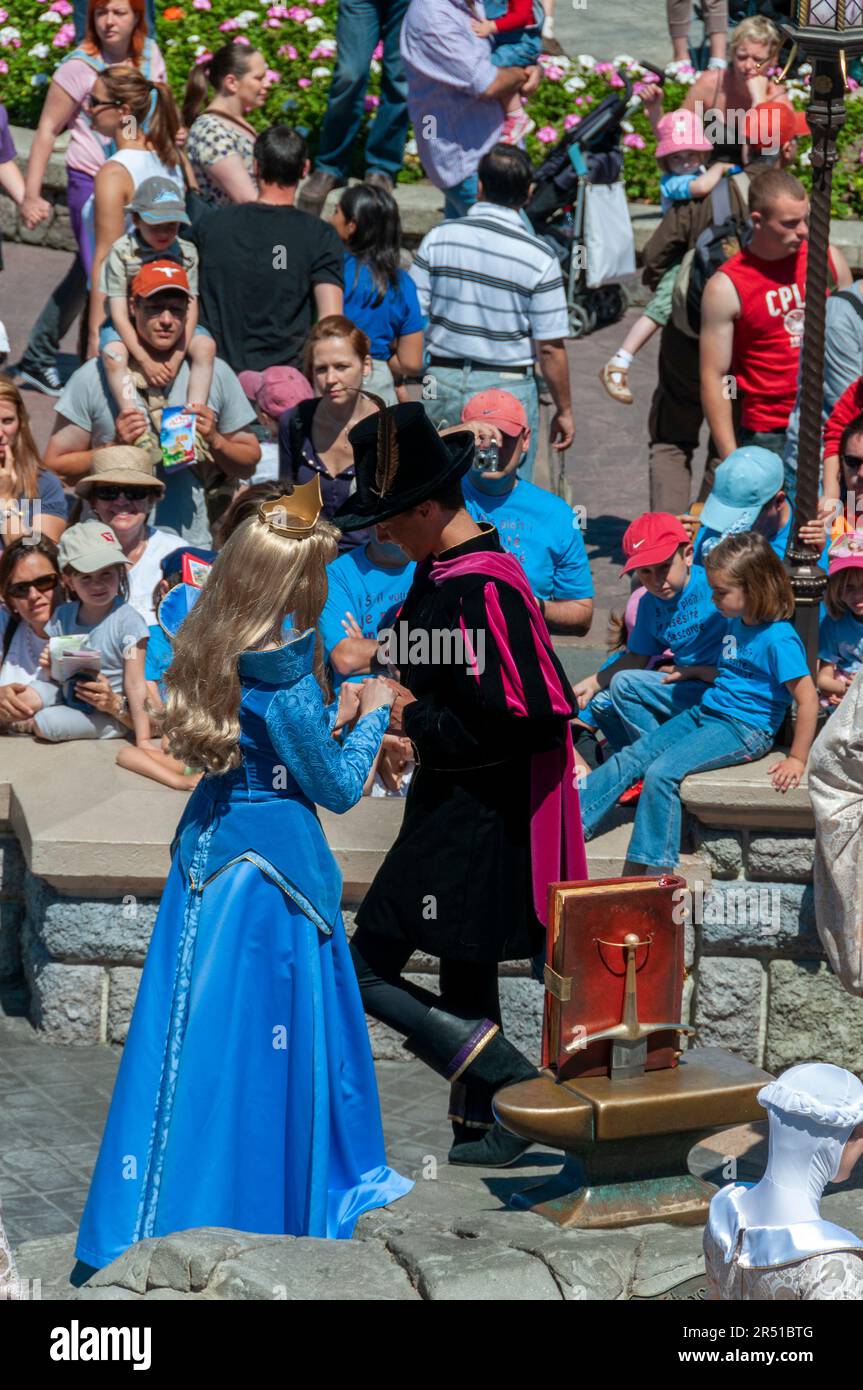 Paris, France, Parcs à thème, personnes visitant Disneyland Paris, employé en costume de personnage Entertaking foule à Disney Parade Banque D'Images