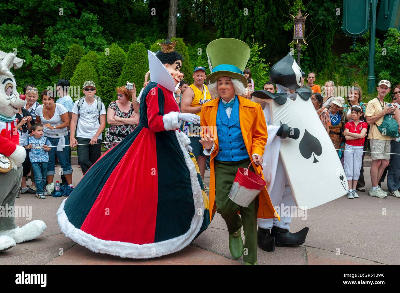 Paris, France, Parcs à thème, personnes visitant Disneyland Paris, employé en costume de personnage Entertaking foule à Disney Parade Banque D'Images