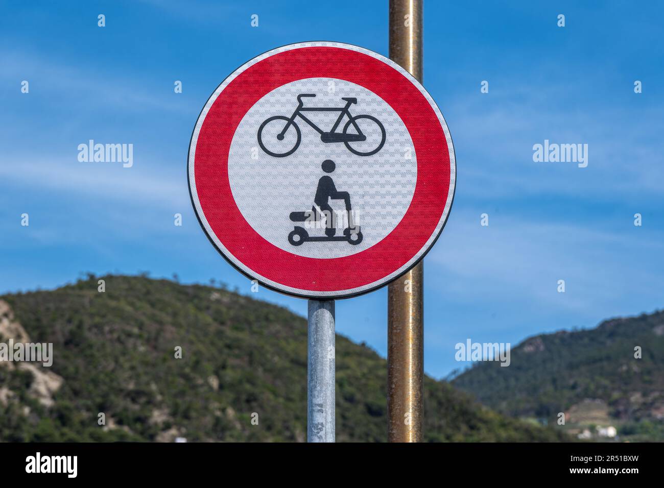 Panneau d'avertissement pour les bicyclettes et les scooters électriques en Italie Banque D'Images