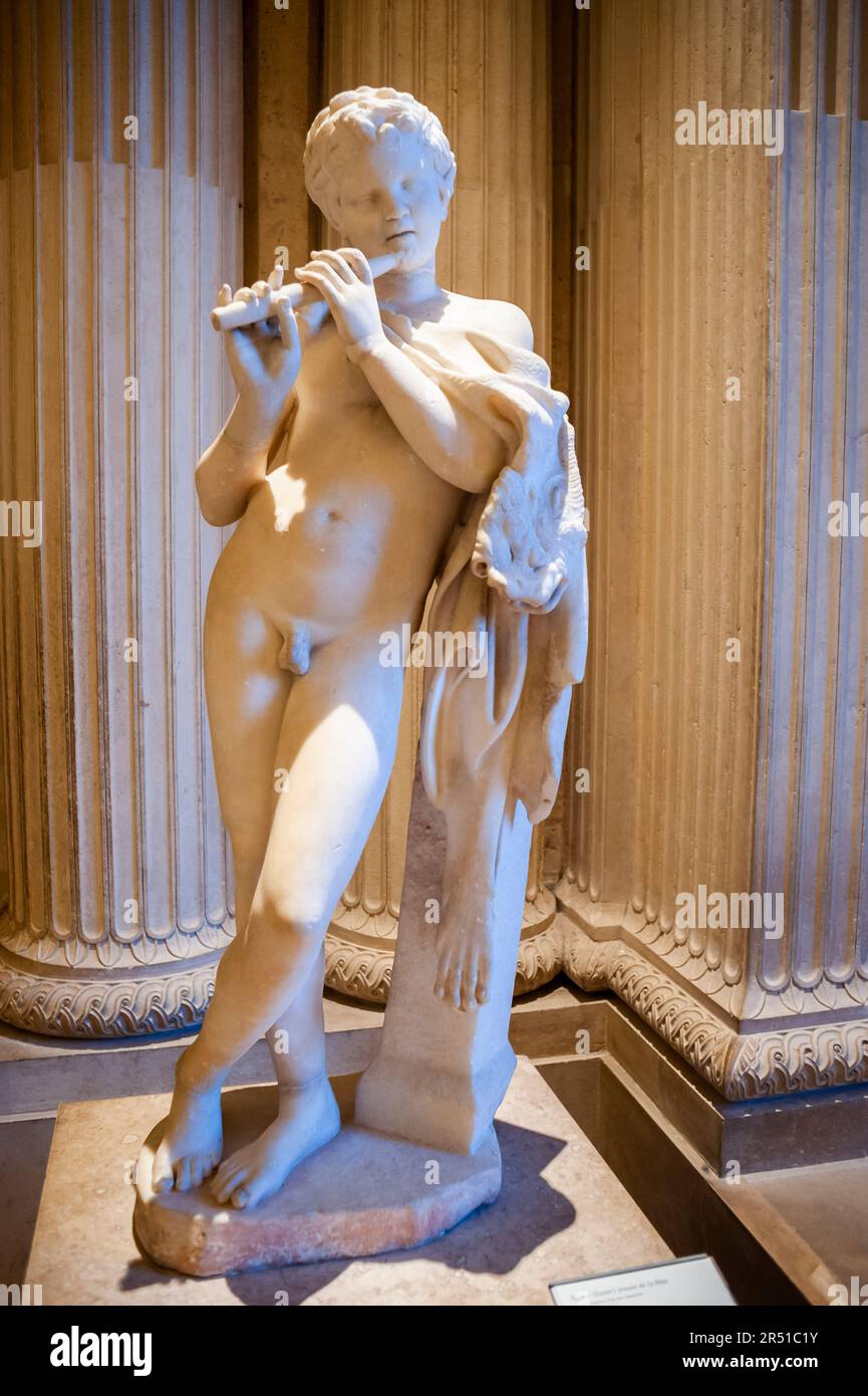 Paris, France, Statue antique à l'affiche au Musée du Louvre, Sculpture romaine, 'Faune jouant de la flûte', trouvée en Italie Banque D'Images