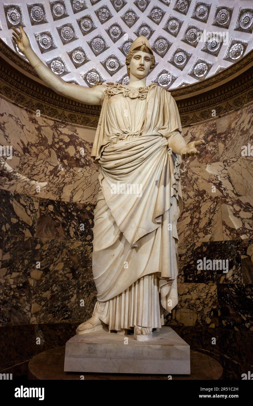 Paris, France, Low angle, statue antique en exposition au musée du Louvre, 'Athena, (Pallas de Velletri', sculpture grecque, trouvée en Italie, Marbré femelle Banque D'Images
