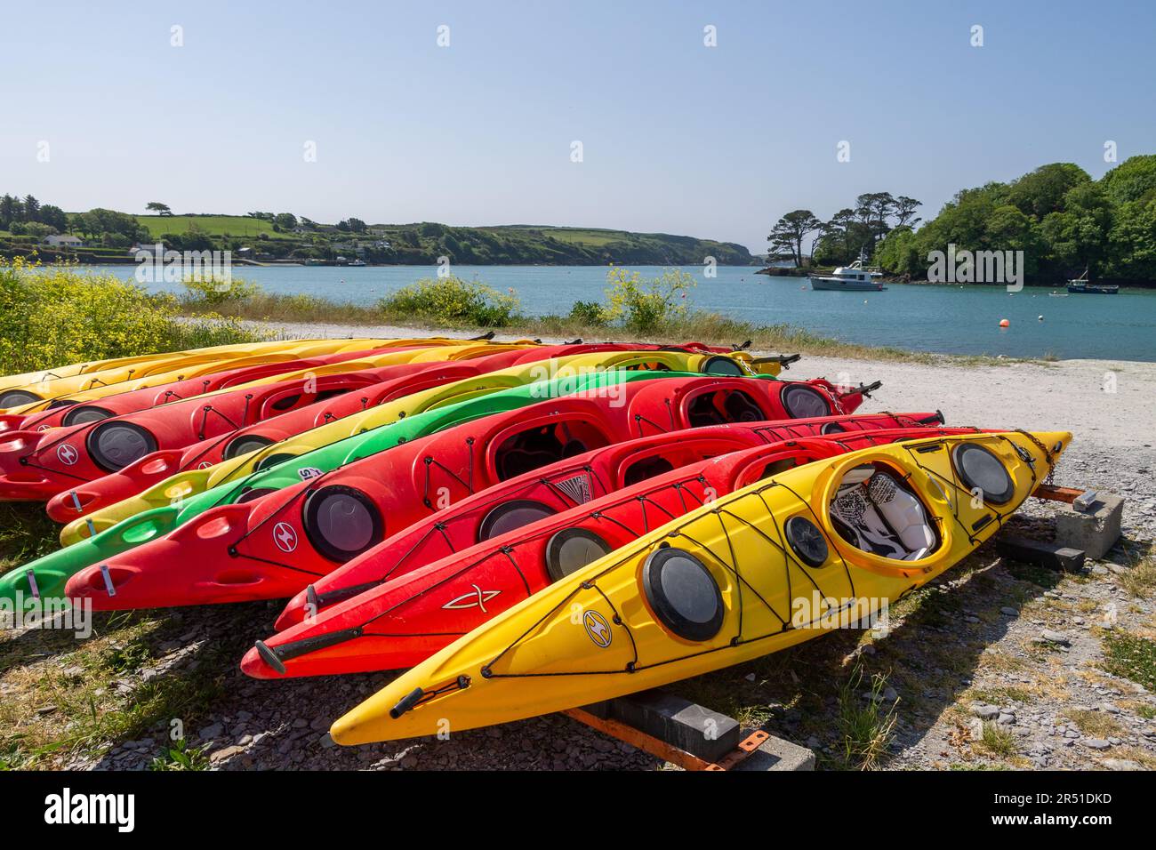 Rangées de kayaks tiré sur une plage de galets après un jours de canotage Banque D'Images