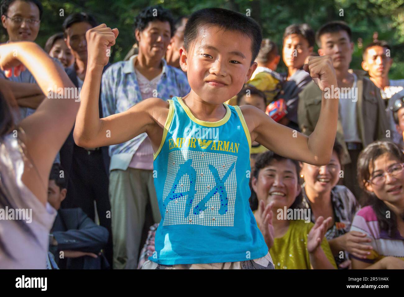 Le peuple nord-coréen danse dans un parc de Pyongyang pendant la célébration du jour de la fondation de la république Banque D'Images