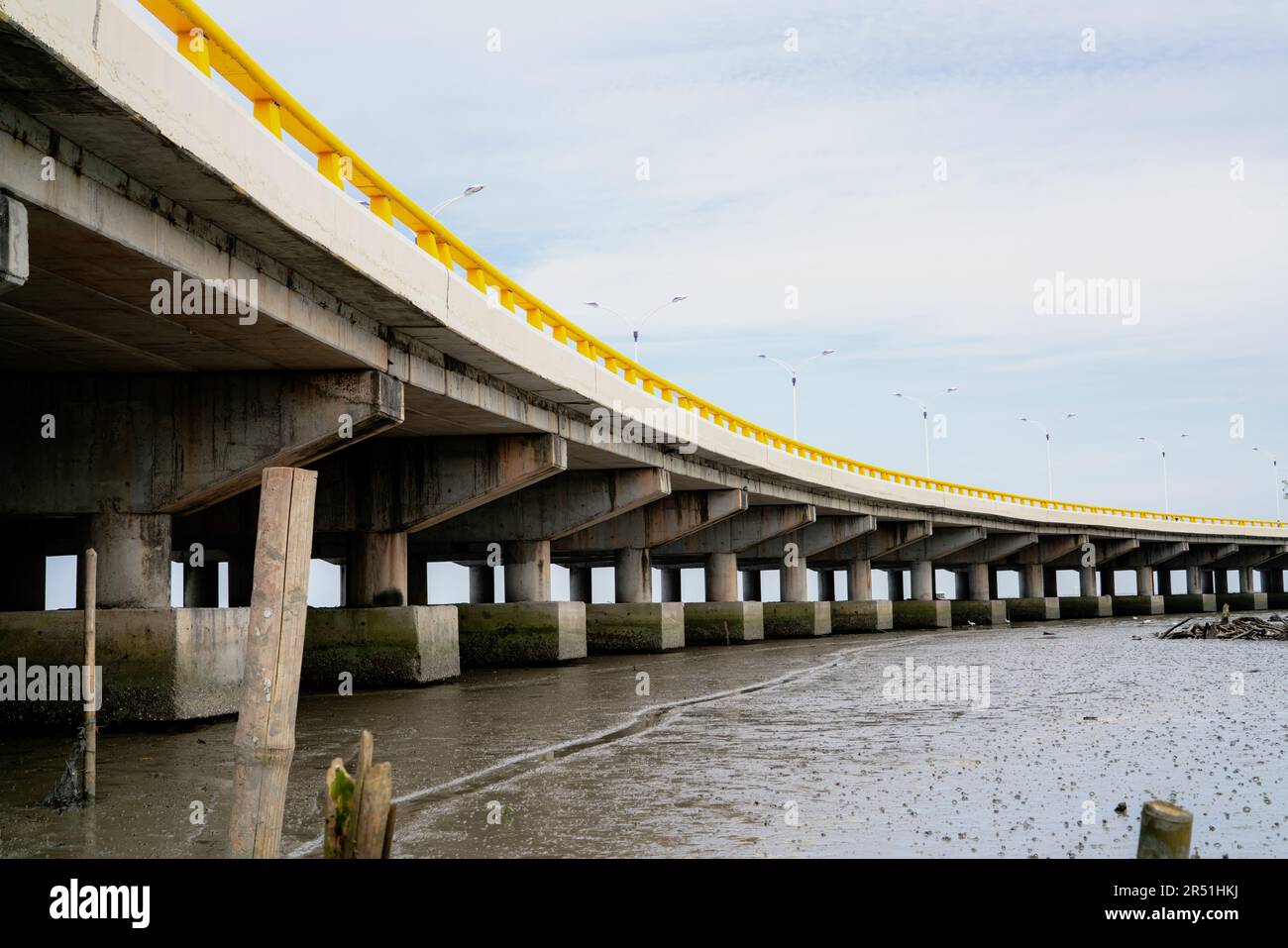 Structure de pont en béton armé le long de la mer. Vue de dessous du
