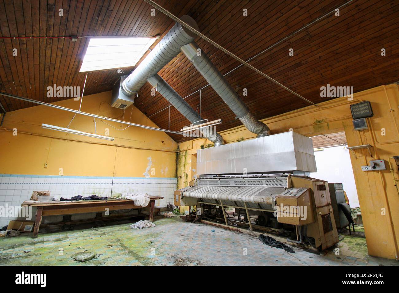 Il y a encore de l'équipement médical derrière. GALWAY, IRLANDE : CES images CRÉEPY montrent un hôpital psychiatrique inFAMOUS abandonné en Irlande Banque D'Images