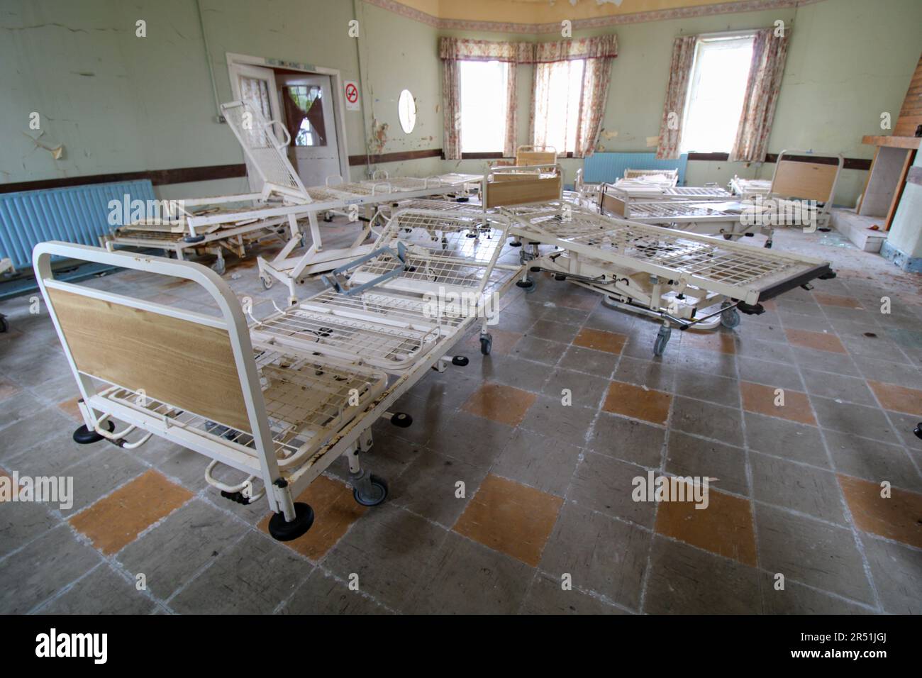 Il y a encore des lits et du matériel médical. GALWAY, IRLANDE : CES images CRÉEPY montrent un hôpital psychiatrique abandonné tristement célèbre en Irlande Banque D'Images
