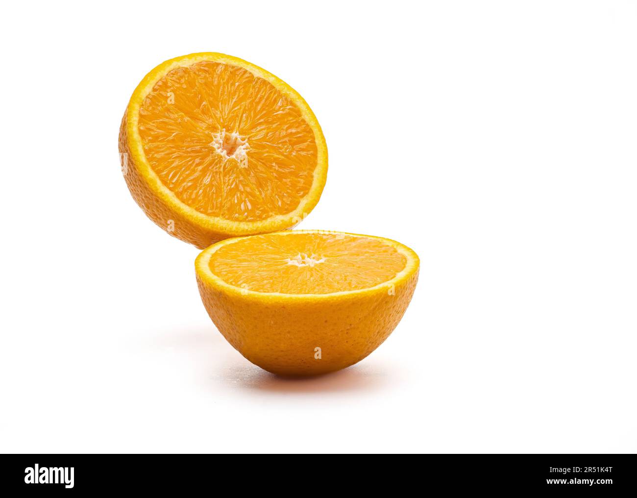 Orange ouvert comme un livre isolé sur un fond blanc. Banque D'Images