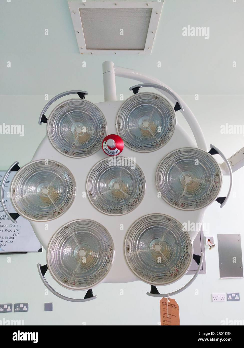 Une des lampes chirurgicales laissées derrière. OMAGH, IRLANDE DU NORD : LES IMAGES CRÉEPY d'un théâtre chirurgical et d'un équipement chirurgical pour enfants ont été captu Banque D'Images