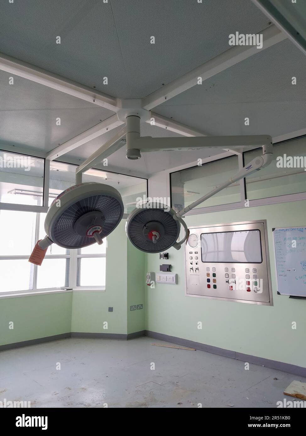 Lampes chirurgicales. OMAGH, IRLANDE DU NORD : DES IMAGES DE CRÉEPY d'un théâtre chirurgical et d'un équipement chirurgical pour enfants ont été capturées dans un hos abandonné Banque D'Images