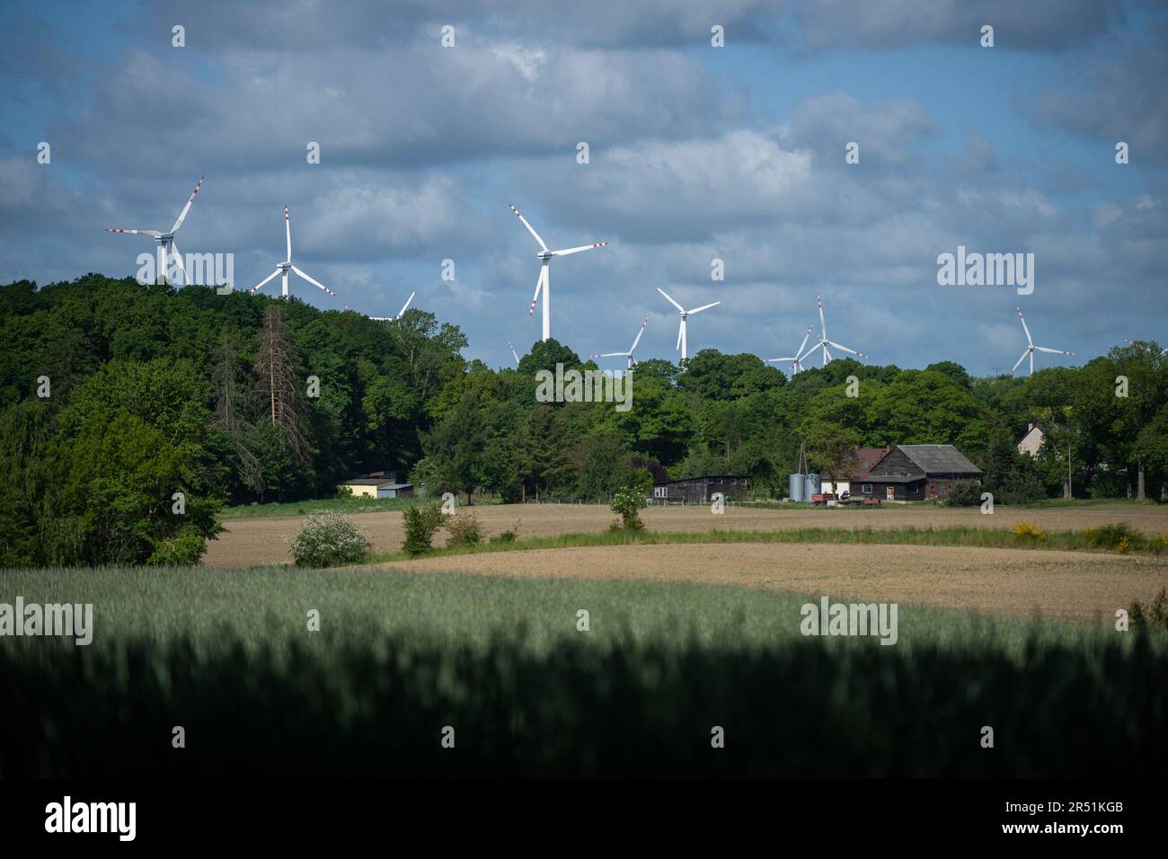 Lubiatowo, Pologne. 29th mai 2023. La ferme éolienne vue près du village de Gosciecino. Westinghouse Electric Company et Westinghouse Electric Pologne seront responsables de l'élaboration d'un modèle pour la construction de la première centrale nucléaire en Pologne. Crédit : SOPA Images Limited/Alamy Live News Banque D'Images