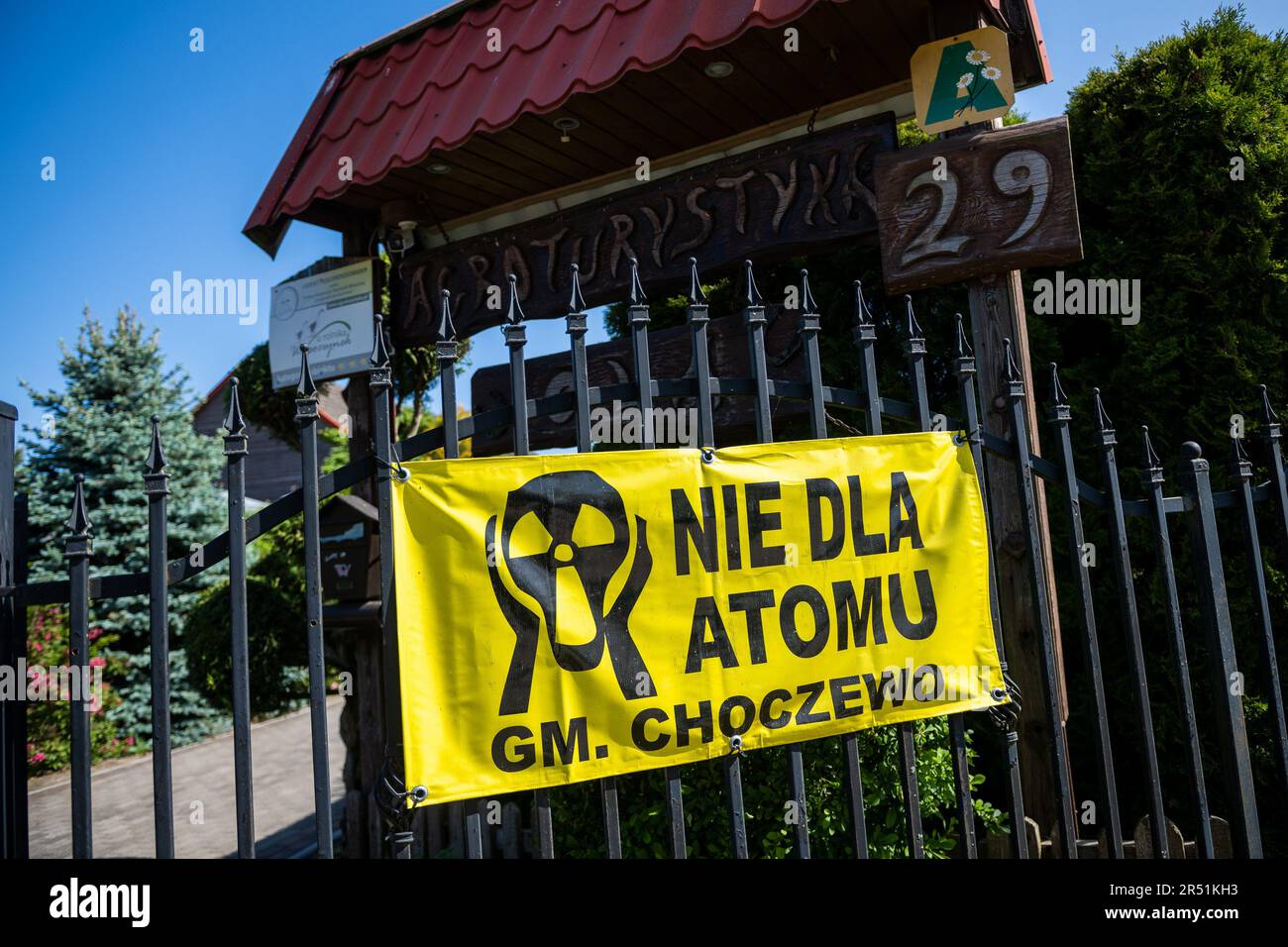 Lubiatowo, Pologne. 29th mai 2023. La clôture de la maison dans le village de Slajszewo vu avec une grande bannière „non pour l'atome dans Slajszewo". Westinghouse Electric Company et Westinghouse Electric Pologne seront responsables de l'élaboration d'un modèle pour la construction de la première centrale nucléaire en Pologne. Crédit : SOPA Images Limited/Alamy Live News Banque D'Images
