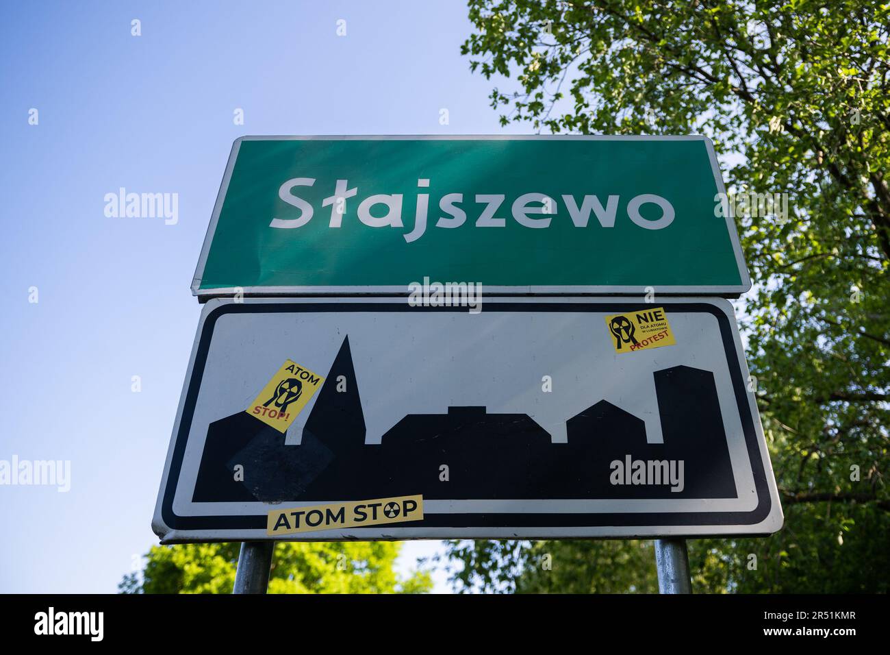 Lubiatowo, Pologne. 29th mai 2023. Le signe du village de Slajszewo vu avec des autocollants des adversaires de la centrale nucléaire dit „atome stop". Westinghouse Electric Company et Westinghouse Electric Pologne seront responsables de l'élaboration d'un modèle pour la construction de la première centrale nucléaire en Pologne. (Photo de Mateusz Slodkowski/SOPA Images/Sipa USA) crédit: SIPA USA/Alay Live News Banque D'Images