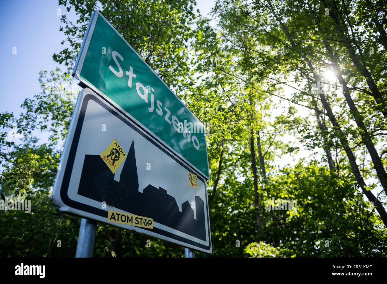 Lubiatowo, Pologne. 29th mai 2023. Le signe du village de Slajszewo vu avec des autocollants des adversaires de la centrale nucléaire dit „atome stop". Westinghouse Electric Company et Westinghouse Electric Pologne seront responsables de l'élaboration d'un modèle pour la construction de la première centrale nucléaire en Pologne. (Photo de Mateusz Slodkowski/SOPA Images/Sipa USA) crédit: SIPA USA/Alay Live News Banque D'Images