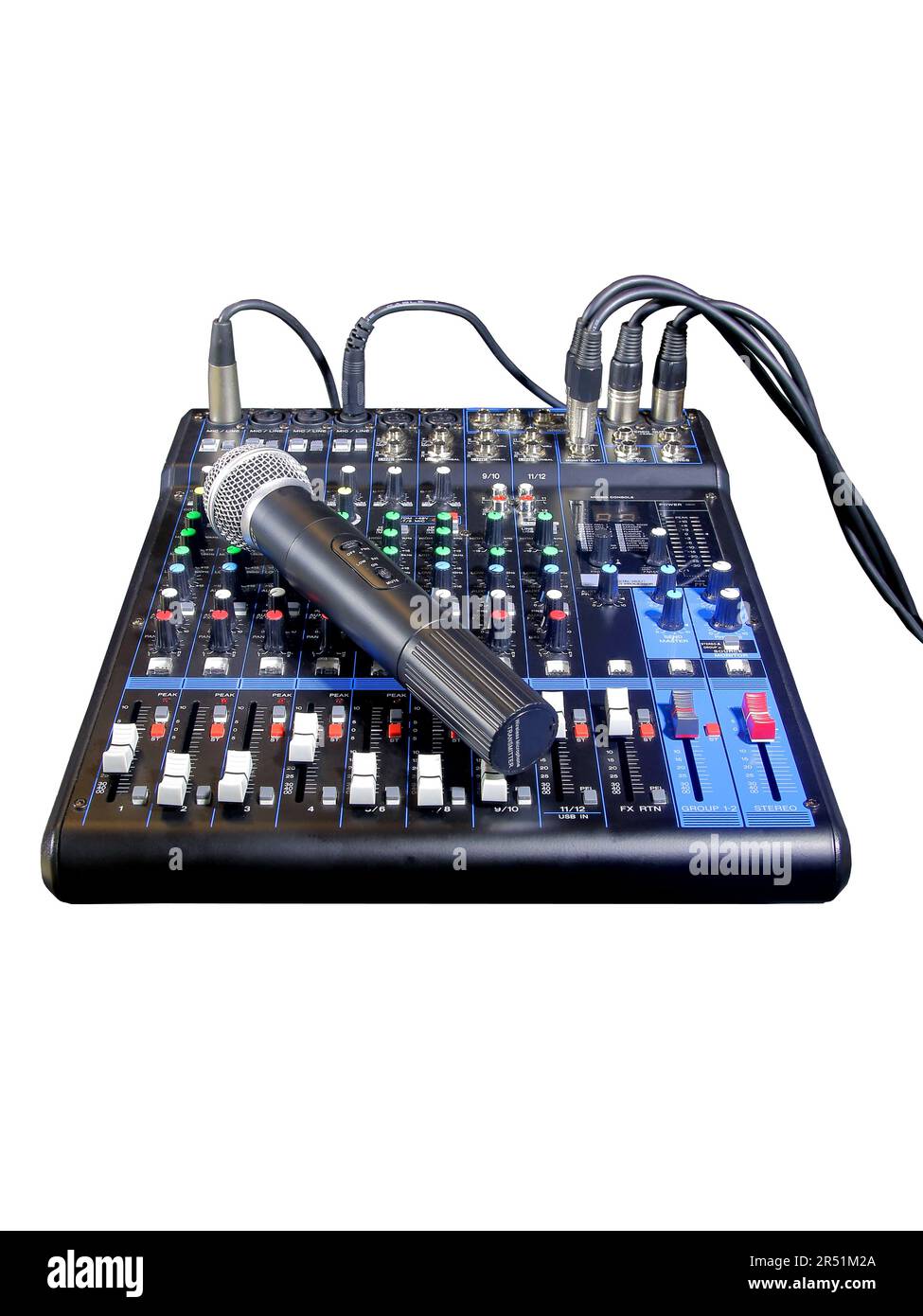 La console de mixage d'images utilisée pour l'information et le traitement de plusieurs canaux audio en un seul. Sur le dessus des microphones sans fil de la console. Banque D'Images