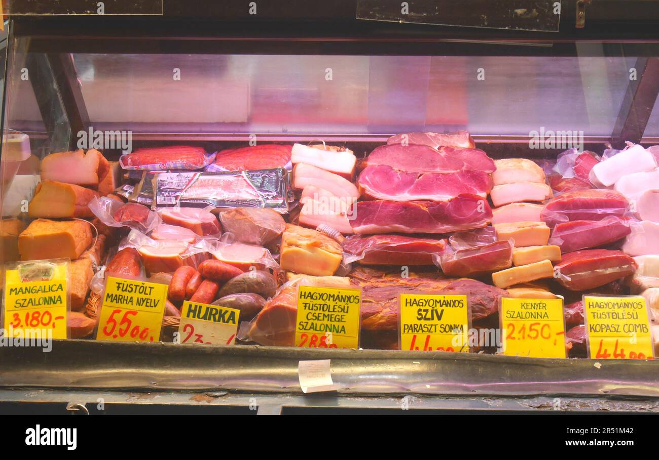 Les bouchers commercialisent une stalle avec une sélection de viandes séchées, y compris la langue, hurka, szalonna, sonka, Exposé au Grand Market Hall, Budapest, Hongrie Banque D'Images