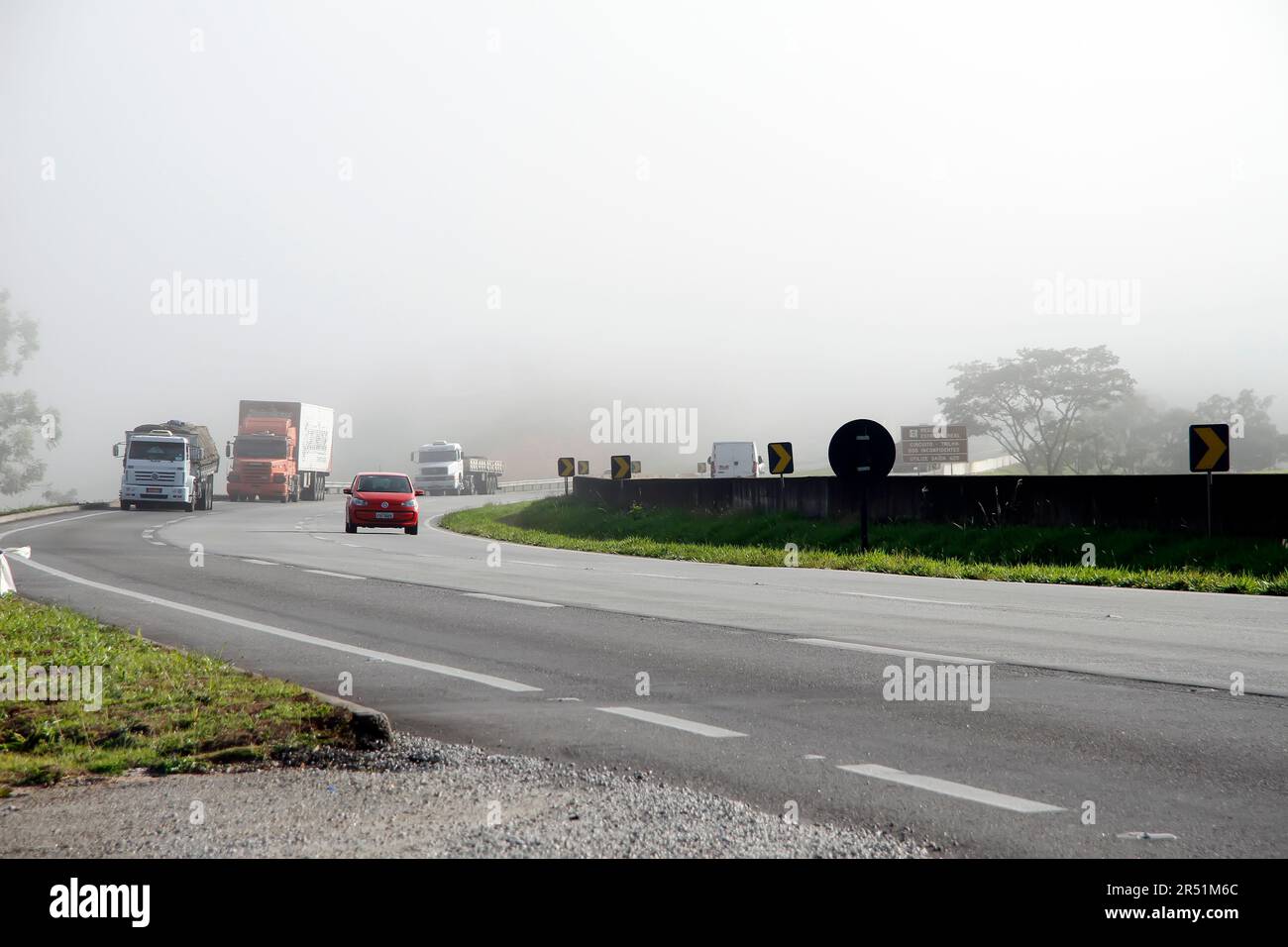 Minas Gerais, Brésil - 27 février 2015 : circulation et manutention de camions de transport sur l'autoroute Fernao Dias, BR 381 Banque D'Images
