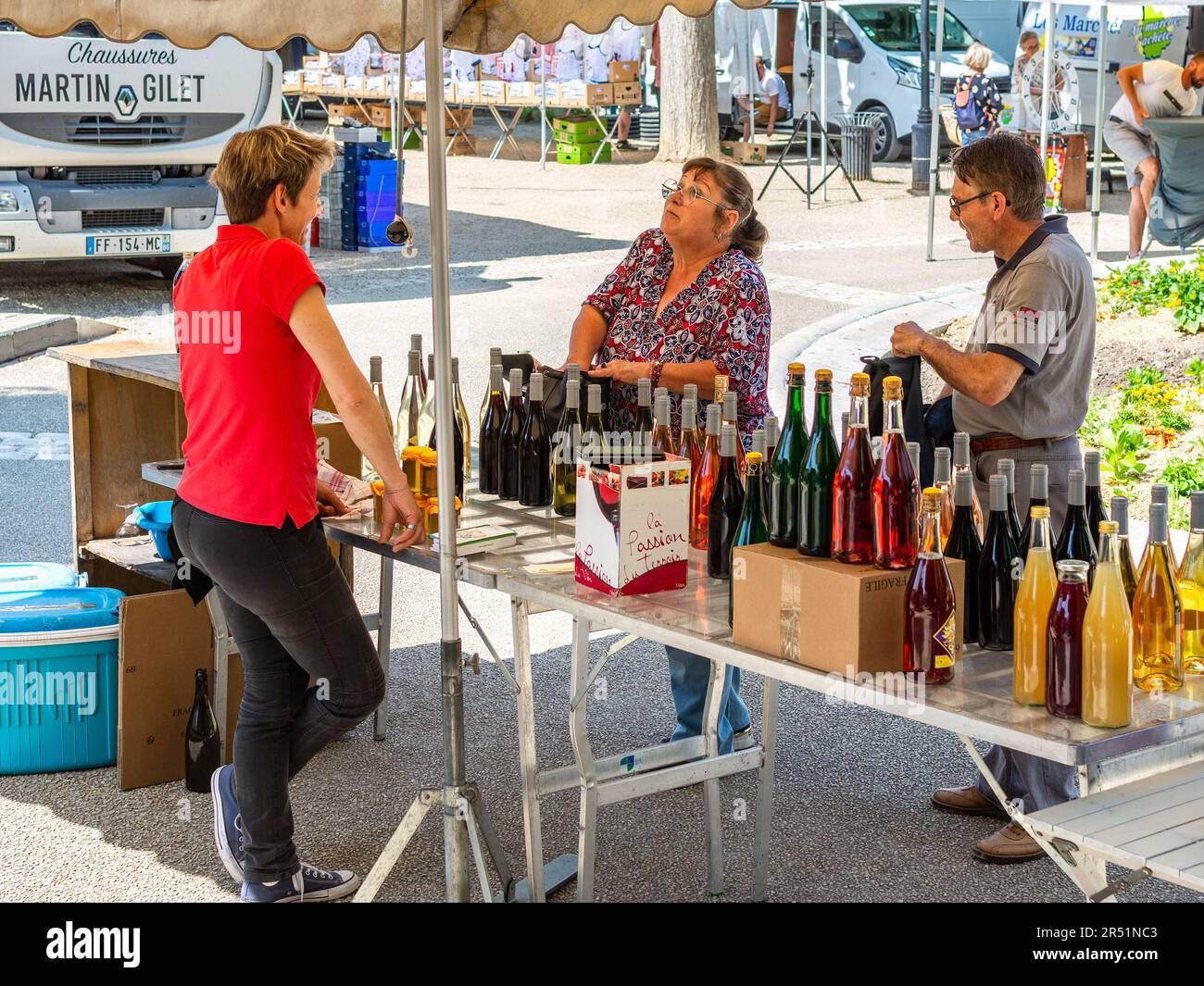 Producteur local de vin vendant aux clients sur le marché - la Roche Posay, Vienne (86), France. Banque D'Images