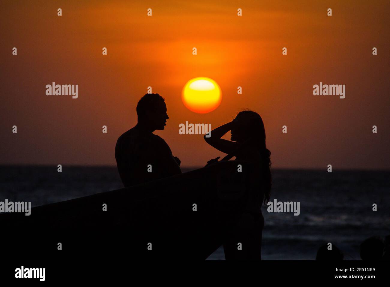 Les gens regardent le coucher du soleil à Jéricocoara au brésil Banque D'Images