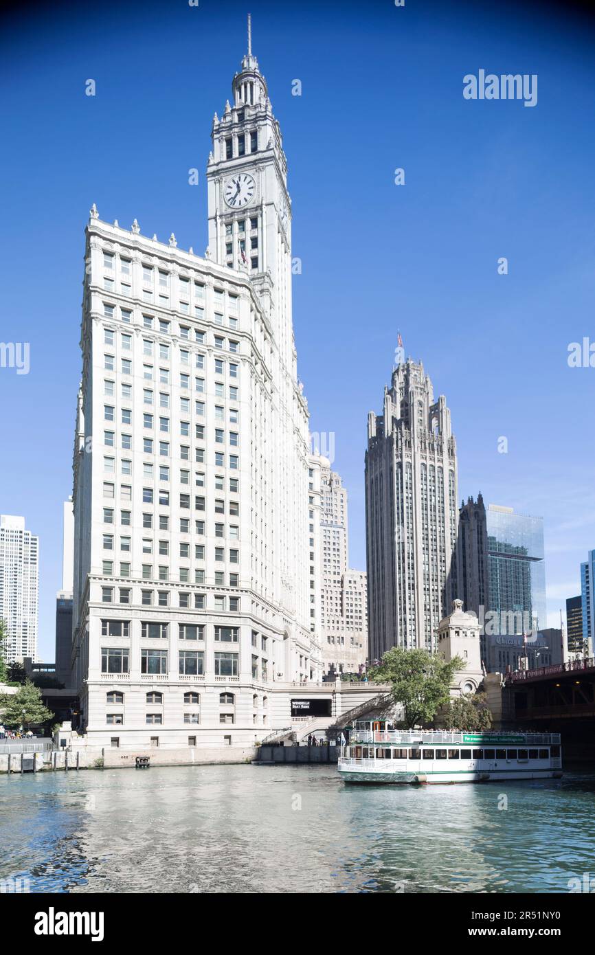 États-Unis, Illinois, Chicago, le Wrigley Building et la rivière Chicago. Banque D'Images