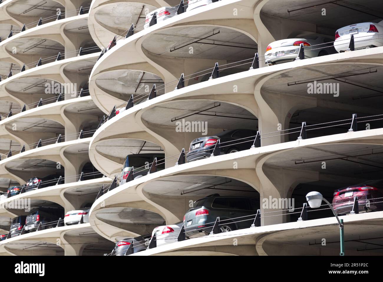 USA, Illinois, Chicago, parking à Marina Towers le long de la rivière Chicago. Banque D'Images
